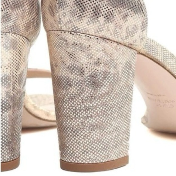 STUART WEITZMAN • Nearlynude Textured-Lamé Sandals In Oro - Picture 15 of 15